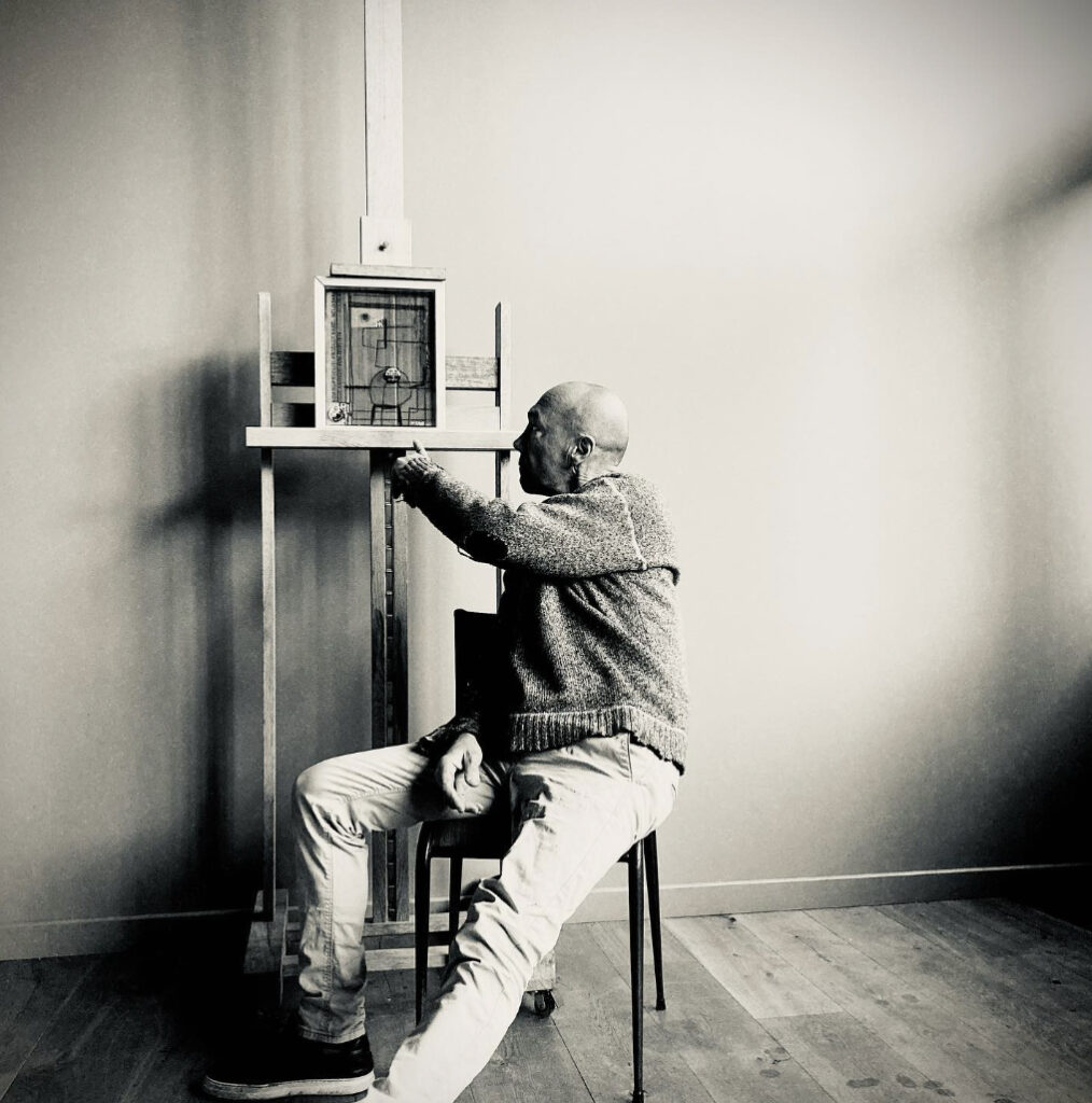 Olivier Catté danbs son atelier.